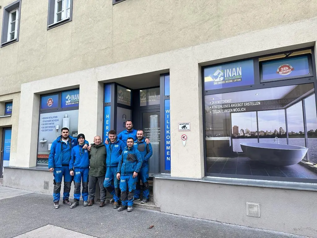 Das INAN-Team vor dem eigenen Geschäft in Wien Meidling