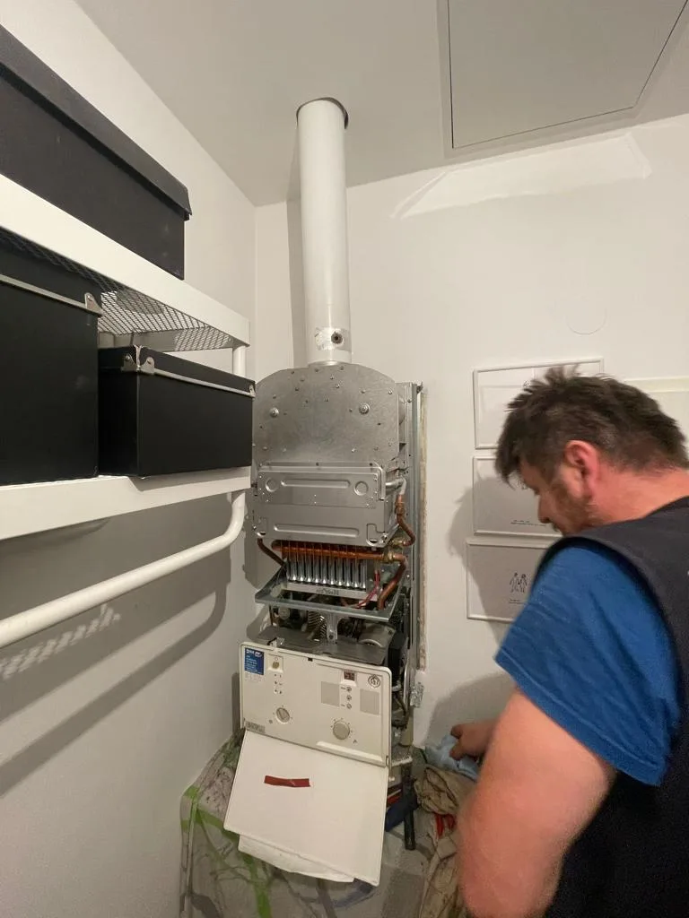 Arbeiten an einer geöffneten Therme